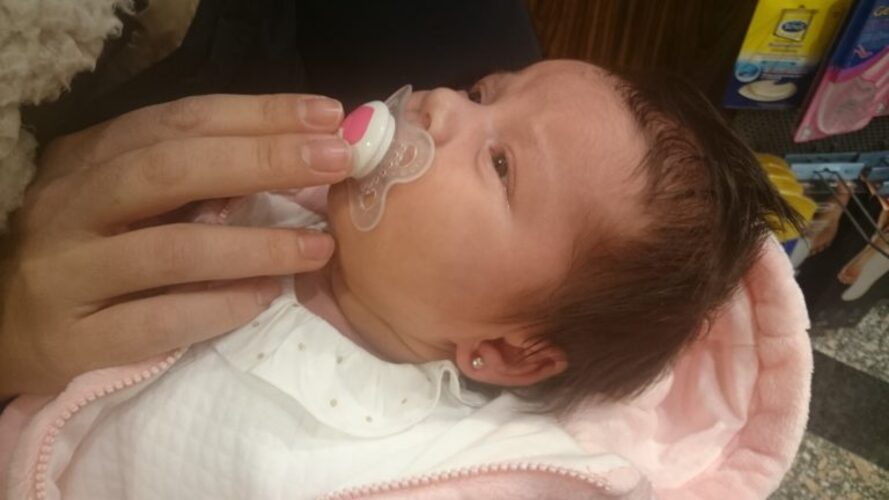 Bébé avec oreilles percées au sortir de la maternité&nbsp;!